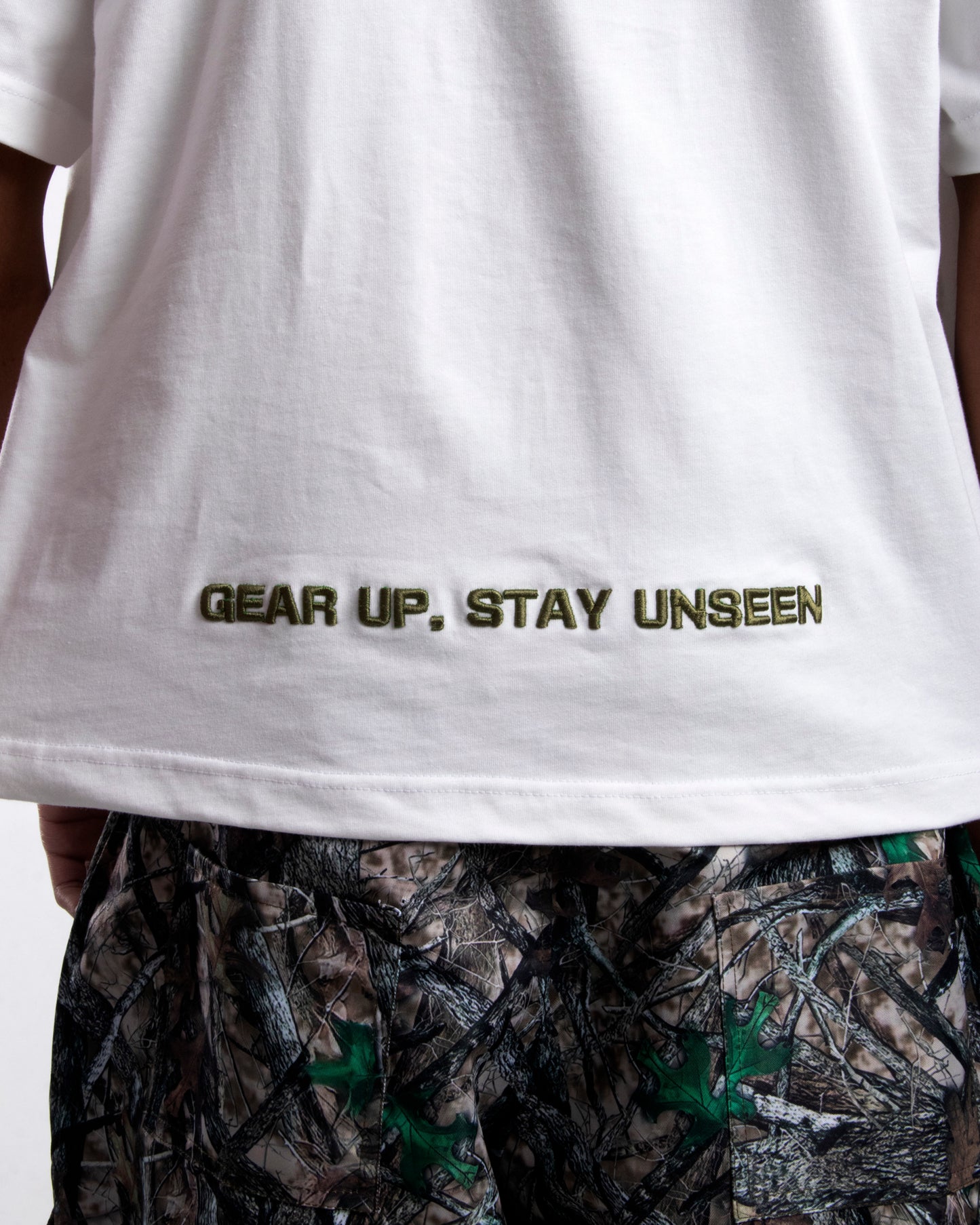 Camiseta Stay Unseen Crema - Camø Kore